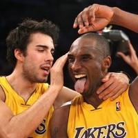 Three-point Kobe Antar Lakers Menang Tipis