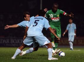 Derby Jatim Berakhir 0-0