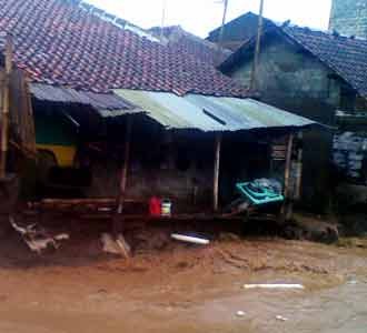 Sungai Meluap, 6 Rumah Ambrol