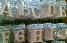 Mengukir Untung dari Ukiran Aksara Kayu