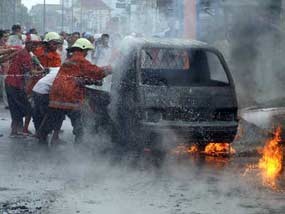 Truk Komponen TV Terbakar di Gerbang Tol Cakung