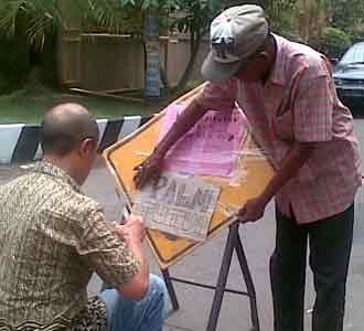 Warga Tutup Akses ke Motel Palem