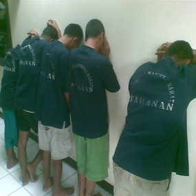 Sekeluarga Kompak Mencuri Tape Mobil