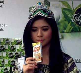 Puteri Indonesia Minum Jamu