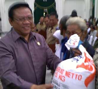 Agung Laksono Luncurkan Raskin 2010