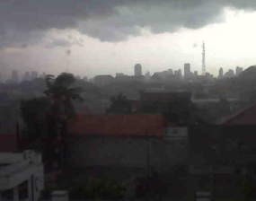  Hujan Deras dan Angin Kencang Melanda Jakarta