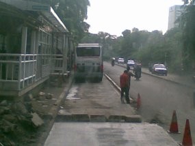 Jalan Masuk Halte Dukuh Atas 2 Dibeton, TransJ Antre Panjang