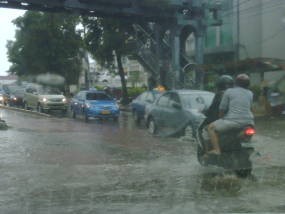  Air Menggenang di Jalan Warung Buncit, Kendaraan Antre Panjang 