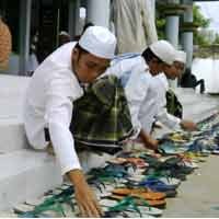 Cari Pahala, Santri Rapikan Sandal Jamaah Salat Jumat