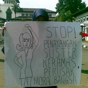Puluhan Wanita Berjilbab Tolak Suster Keramas