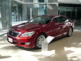 Tak Tanggung-Tanggung, Lexus Hadirkan 2 Hybrid Sekaligus