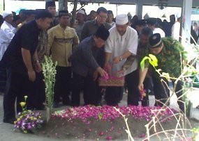 Akbar Tanjung Ziarah ke Makam Gus Dur
