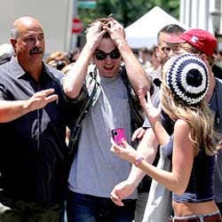 Robert Pattinson Adegan Ranjang Bareng Uma Thurman