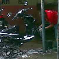Hujan Jadi Berkah Pemilik Jasa Cuci Motor