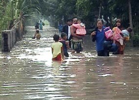 Dinas Kesehatan Jatim Kirim 2 Perahu dan Makanan