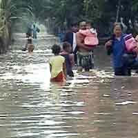 Dinas Kesehatan Jatim Kirim 2 Perahu dan Makanan