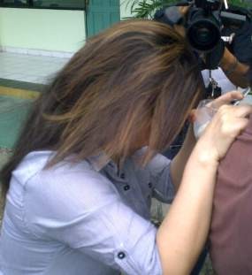 Dicecar Wartawan Soal Sel Mewah, Ayin Menangis