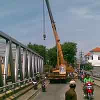 Sebuah Crane Diturunkan untuk Evakuasi Sampah Banjir