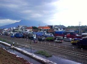 Banjir Menyusut, Raya Porong Macet Dua Arah 