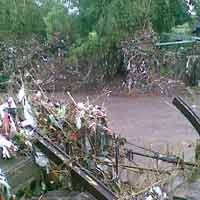 Jembatan Putus, Dua Rumah Warga Ambruk