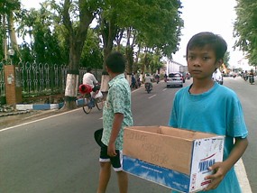 Peralatan Sekolah Hilang, Anak-anak Buka Kotak Sumbangan