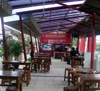Bersantap di Locomotive Resto dan Cafe