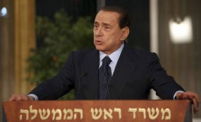 Kembali Bekerja, Berlusconi Sibuk Hadapi Sidang Korupsi 