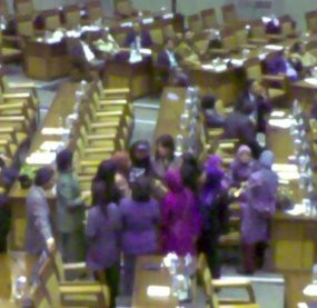  Paripurna DPR Diskors, Artis-artis pun Ngerumpi