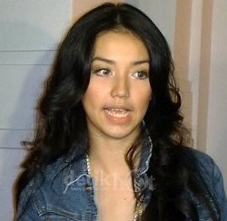 Gosip Ditaksir Suami Manohara, Velove Membantah 