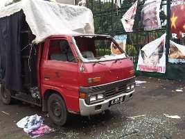 Usai Bentrok, Pendemo Rusak Truk Panggung Orasi 