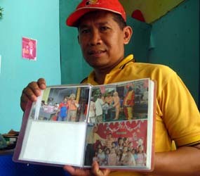 Gaji Minim, Guru Honorer Nyambi Jadi Badut Keliling