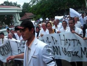 Dokter dan mahasiswa