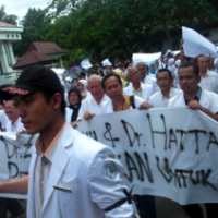  Ratusan Dokter dan Mahasiswa Jamin Pembebasan Dekan FK Unsri
