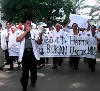Ratusan Dokter Geruduk Kejati Sumsel