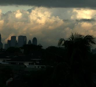 Hujan Angin Bayangi Jakarta
