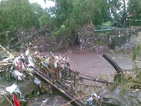 Jembatan Putus, Warga Harus Memutar Hingga 5 Km