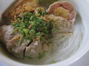 Jajal Bakso Bersejarah di Bandung 