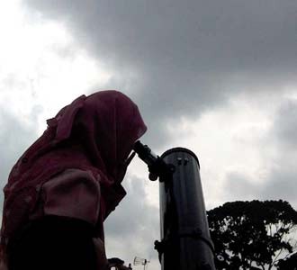 Menonton Gerhana Matahari di Planetarium