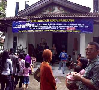 Kantor Disduk Dibanjiri Warga