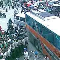 Bus Pemain Arema Dihujani Batu