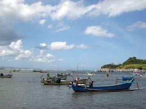 Puluhan Perahu Nelayan Hancur Diterjang Ombak 5 Meter