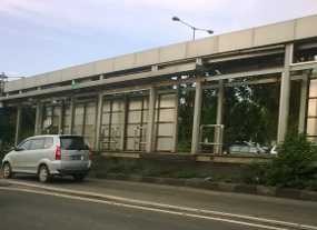 Ada Alas Tidur, Guling dan Bau Pesing di Halte