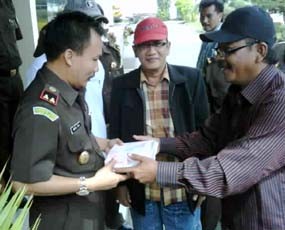 Didemo Aktivis LSM, Kejari Dihadiahi Kue
