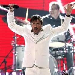 Pasca Kecelakaan, Vokalis Weezer Siap Ngerock Lagi