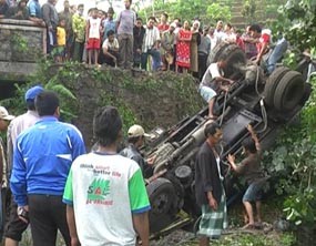 Masuk Sungai, Sopir Truk Tewas Terjepit