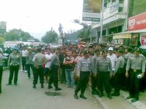 Tonton Rekonstruksi, Ratusan Warga Kircon Macetkan Jalan