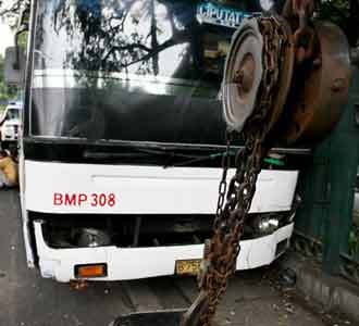 Bus Patas AC Tabrak Pagar Pusdiklat