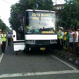 Bus Kota Hantam Motor dan Becak