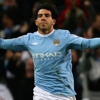 Duel Tevez-Neville Berlanjut