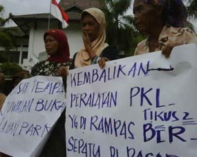 500 Pedagang Pasar Anom Sumenep Geruduk Kantor Dewan